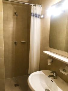 A bathroom at Condominio Monaco Még 14 kép