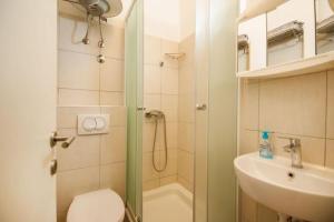 een badkamer met een douche, een toilet en een wastafel bij Centar 1 Private Room with Ensuite and Kitchenette in Split +16 foto's