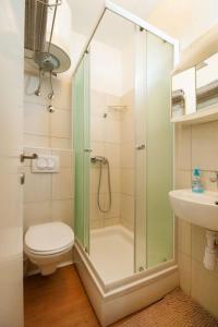 een badkamer met een douche, toilet en wastafel bij Centar 1 Private Room with Ensuite and Kitchenette in Split