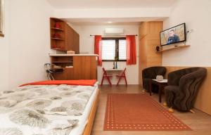 1 dormitorio con 1 cama, mesa y sillas en Apartment Centar, en Split