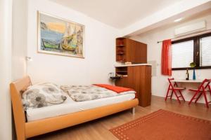 1 dormitorio con cama y escritorio. en Apartment Centar, en Split