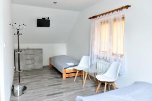 1 dormitorio con 2 camas, mesa y sillas en Baza noclegi Bieszczady en Ustrzyki Dolne