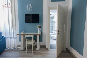 a dining room with a table and a blue wall at 7cento Vesuviano in Ercolano