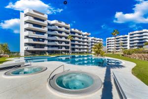 ein großes Apartmenthaus mit Pool in der Unterkunft Apartamento "VINO BLANCO" in Arenales del Sol