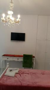 Uma TV ou centro de entretenimento em NN Deluxe room near Athens airport