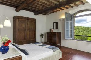 モンテローニ・ダルビアにあるTenuta della Selvaのベッドルーム(ベッド1台、窓付)