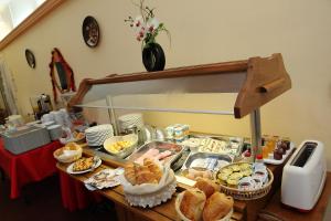 una mesa con un montón de comida. en Hotel du Cygne en Beauvais