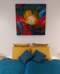 Schlafzimmer mit einem Bett mit Wandgemälde in der Unterkunft Luxury Suites Oosterwold in Almere