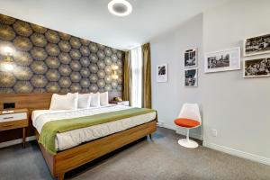 Cama ou camas em um quarto em Hôtel Uville Montréal mais 24 fotos
