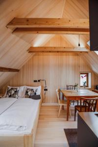 1 dormitorio con cama y mesa de madera en JH4 Stadthaus mit 4 Wohnungen im Jüdischen Viertel, en Hohenems