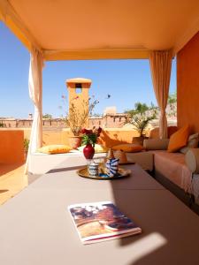een woonkamer met een bank en een tafel bij Riad Dar Aman in Marrakesh