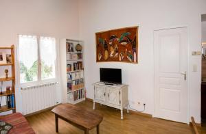 TV a/nebo společenská místnost v ubytování Gîte Les chênes