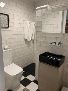 a bathroom with a toilet and a sink at Hostal El Lechuguero in Cascante