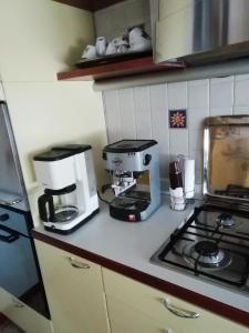 encimera de cocina con cafetera y batidora en Affittacamere Mark, en Faenza