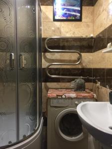Ένα μπάνιο στο Хостел Мансардная комната с невысоким потолком до 170 см