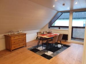 a dining room with a table and chairs and a window at Ferienwohnung Steiner 2 in Homburg