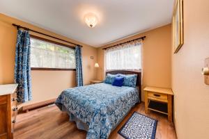a bedroom with a bed and a window at Shore Pine Hideaway in Lincoln City
