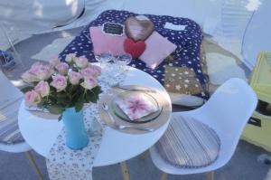 una mesa con un jarrón de flores sobre una mesa en Sleep in a bubble en Wanze