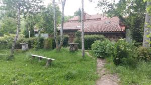 un jardín con un banco y una casa en Centro Jardín Mandala en Valberzoso