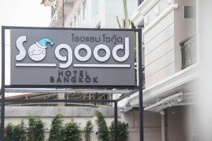 una señal para un hotel baroda en el lateral de un edificio en So good Hotel Bangkok en Bangkok