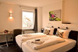מיטה או מיטות בחדר ב-Hotel Walsroder Hof