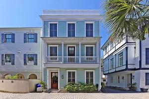 una gran casa azul con una palmera delante de ella en Angelo's Retreat, en Charleston