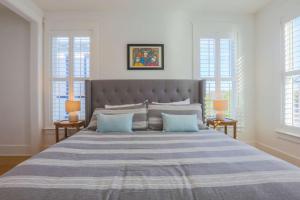 una camera da letto con un grande letto con cuscini blu di Angelo's Retreat a Charleston