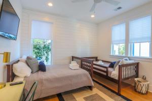 una camera con letto, divano e finestre di Angelo's Retreat a Charleston