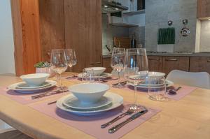 - une table avec des assiettes, des bols et des verres à vin dans l'établissement Tegernsee Freihaus Studio, à Bad Wiessee