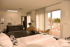 Habitación de hotel con cama y mesa con sillas en Hotel Walsroder Hof, en Walsrode