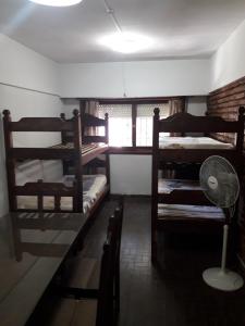 Habitación con 3 literas y ventilador. en Departamento para 6 personas San Bernardo en San Bernardo