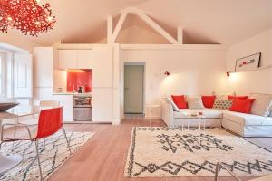 ein Wohnzimmer mit einem Sofa und einem Tisch in der Unterkunft Alfama Chateau - Vue Exceptionelle - Charme - Calme in Lissabon