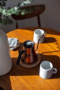une table en bois avec deux tasses à café dessus dans l'établissement Inquirer Studio, Private Studio, Center City, CONTACTLESS CHECK-IN, à Philadelphie