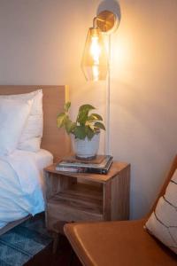 - une table de chevet avec une plante à côté d'un lit dans l'établissement Inquirer Studio, Private Studio, Center City, CONTACTLESS CHECK-IN, à Philadelphie