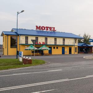 un motel al lado de la carretera en Motel LESTA en Lachówka Duża