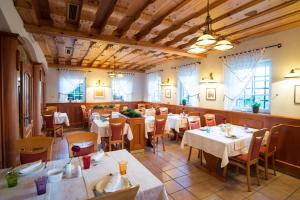 een restaurant met tafels en stoelen in een kamer bij Penzion Mayer in Bled
