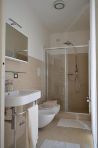 een badkamer met een douche, een wastafel en een toilet bij Le Residenze di Via Lo Re in Foggia