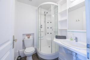Un baño con ducha, inodoro y lavabo. en Appart'Hôtel Bellevue, en Bayona