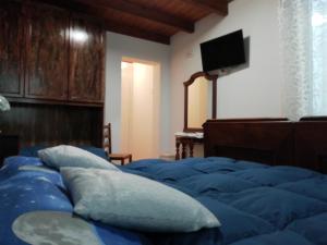 una camera da letto con un letto blu e cuscini sopra di Le mille e una notte a Comacchio