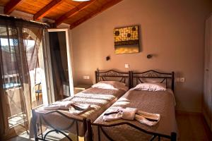 Кровать или кровати в номере Athina studios and apartments