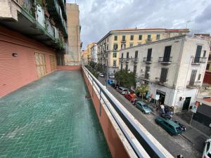 那不勒斯MDC LUXURY ROOMS NAPLES的享有水景的建筑的街道景色