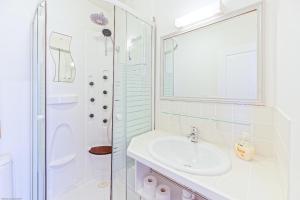 Un baño de Appart'Hôtel Bellevue