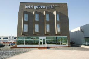 um hotel googie park building com uma placa em Gobeo Park em Vitoria-Gasteiz