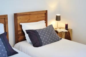 a bedroom with two beds and a lamp on a table at Résidence MARINA SERENA in Porto-Vecchio