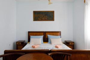 - une chambre avec un lit et 2 oreillers roses dans l'établissement Hideaway Apartment, à Baška Voda