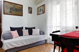 - un salon avec un canapé et une table rouge dans l'établissement Hideaway Apartment, à Baška Voda