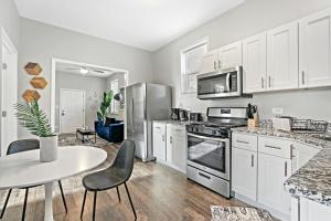 A cozinha ou cozinha compacta de Insta-worthy 2BR Apt In Trendy Logan Square - Kimball Rear