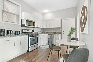 A cozinha ou cozinha compacta de Insta-worthy 2BR Apt In Trendy Logan Square - Kimball Rear
