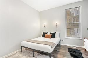 Cama ou camas em um quarto em Insta-worthy 2BR Apt In Trendy Logan Square - Kimball Rear