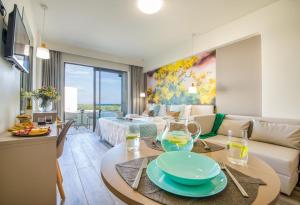 TV a/nebo společenská místnost v ubytování Incognito Creta Luxury Suites and More